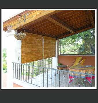 Store ext&eacute;rieur  
en bois verni