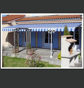 Store banne avec auvent 
de protection