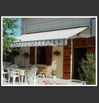 Store banne avec  
auvent de protection